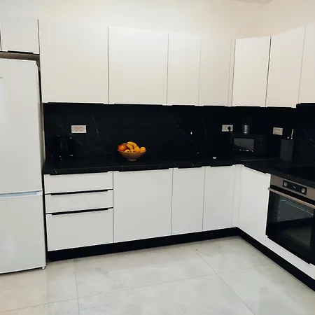 Stefan - Modern & New & Private Parking Appartement *