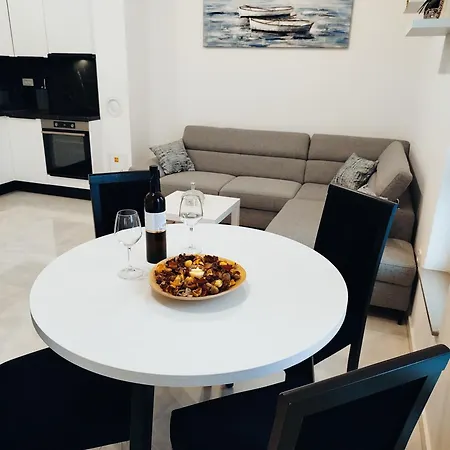 Stefan - Modern & New & Private Parking Appartement *