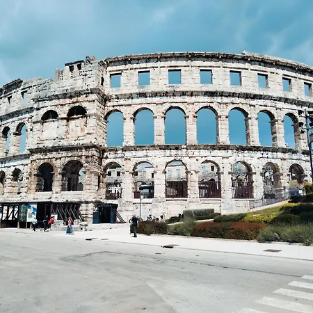 Stefan - Modern & New & Private Parking Appartement Pula