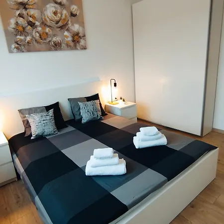 Stefan - Modern & New & Private Parking *