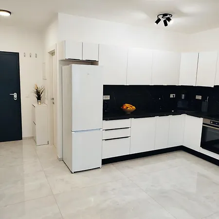 Stefan - Modern & New & Private Parking Pula