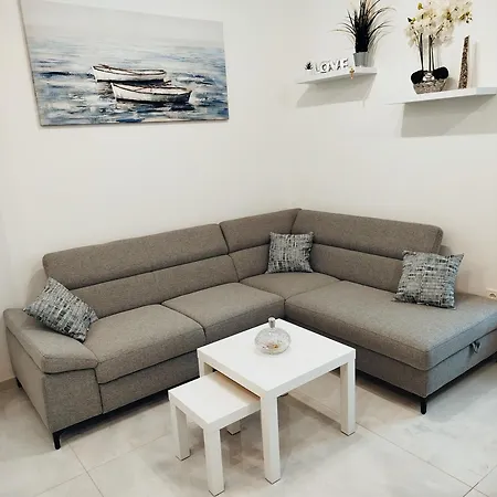 Stefan - Modern & New & Private Parking Apartment