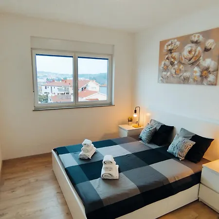 Stefan - Modern & New & Private Parking Apartment *