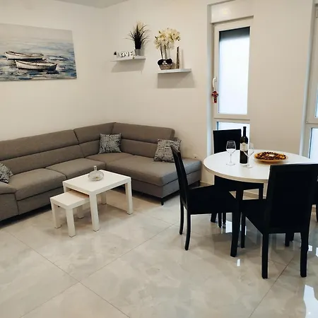 Stefan - Modern & New & Private Parking * Pula